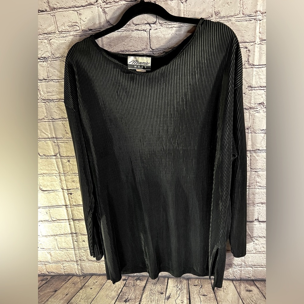 Marnie. Ladies Black Tunic Top. Size Small. Runs big. Fits like a large.